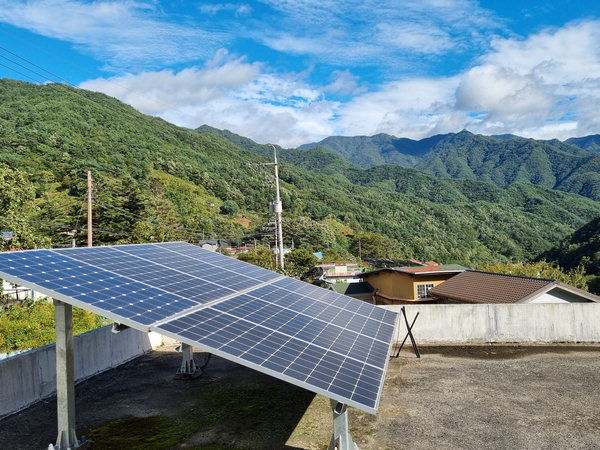 ▲ 하동 의신마을 주택 지붕에 설치된 태양광 발전시설.  /이창우 기자