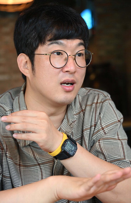 ▲ 박배일 감독이 지난 6일 김해에 있는 한 카페에서 인터뷰를 하고 있다.  /김구연 기자 sajin@idomin.com