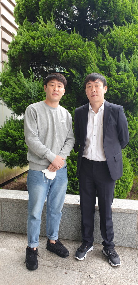 ▲ 민호룡(오른쪽) 현 경남체조협회 전무이사와 민호대 전 전무이사.  /류민기 기자