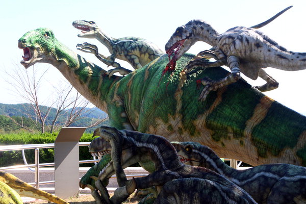 ▲ 육식공룡인 데이노쿠스들이 초식공룡인 테논사우루스를 공격하는 사이로 힙실로포돈이 뒤쫓는 조형물이 영화 <쥬라기 월드>처럼 공룡 나라에 발을 디디게 한다.