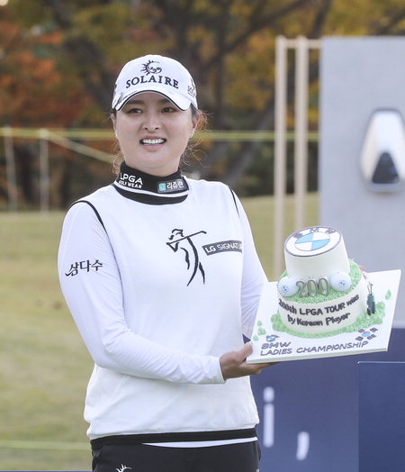 ▲ 24일 LPGA 투어 한국 선수 통산 200승을 달성한 고진영이 기념 케이크를 들고 환하게 웃고 있다. /연합뉴스