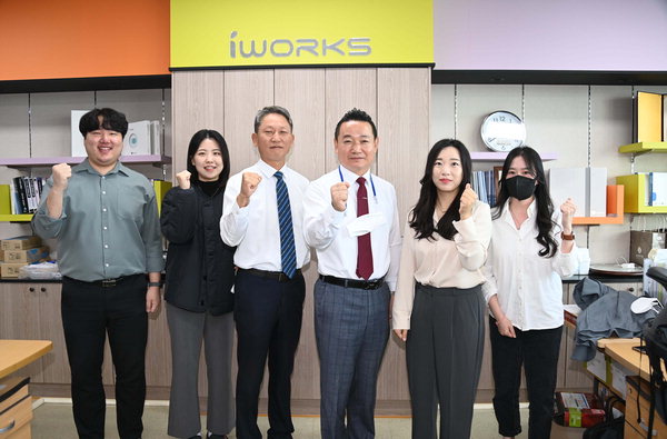 ▲ 경남도가 스타기업으로 지정한 '아이웍스' 정민영(오른쪽에서 셋째) 대표와 직원들.  /김구연 기자 sajin@idomin.com