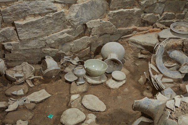 ▲ 5세기 중국 남조 연꽃문양 청자와 토기류 등의 발굴 당시 모습. /함안군