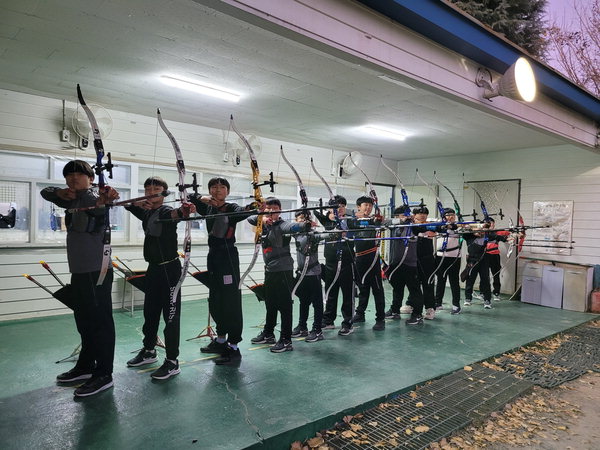 ▲ 진주 봉원초등학교 양궁부 선수들이 활시위를 당기고 있다.  /류민기 기자
