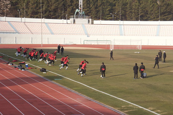 ▲ 6일 밀양에서 경남FC 선수단이 1차 전지훈련을 하고 있다. /정성인 기자