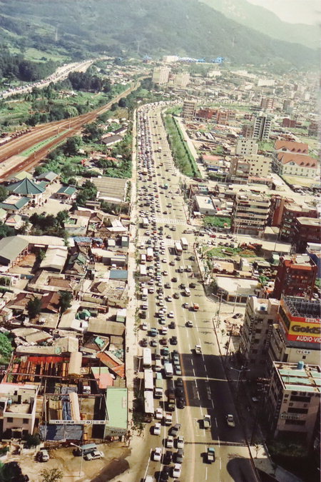 ▲ 1992년 창원역과 도로의 모습을 항공촬영한 사진.