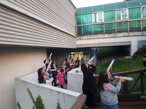 ▲ 초등생과 가족들이 망원경으로 하늘을 관찰하고 있다. /김해문화재단 천문대