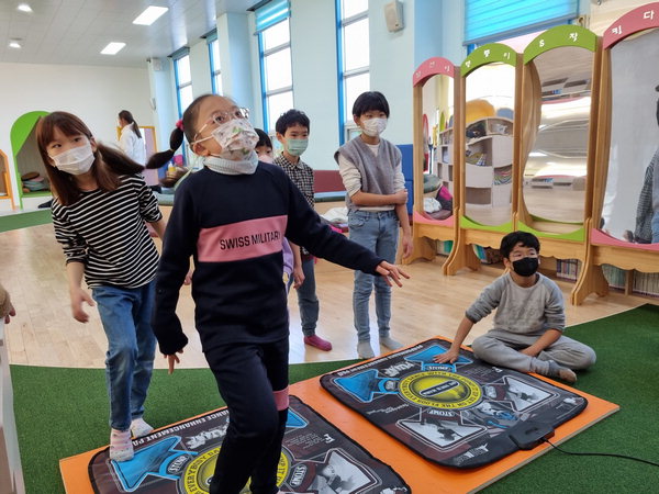 ▲ 10일 함안군 중앙초등학교 통합교육놀이터 '둘안벗터'에서 김서우 학생이 리듬 게임을 즐기고 있다. /이창우 기자