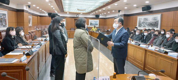 ▲ 박일호(오른쪽 첫째) 시장이 18일 올해 출범할 밀양시 4개 읍면동 주민자치위원들에게 위촉장을 전달하고 있다.  /이일균 기자