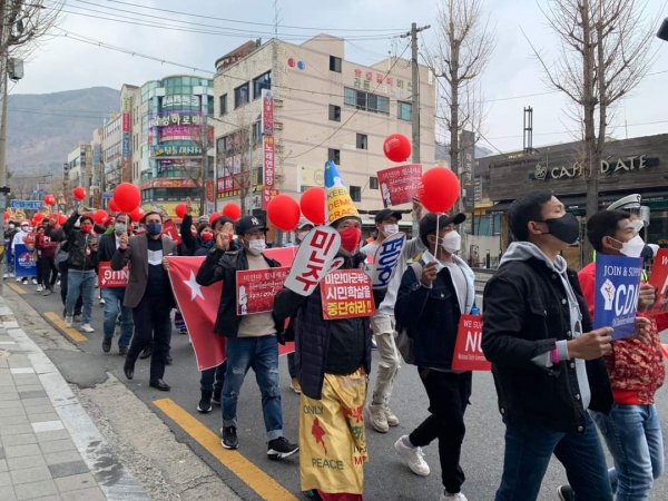 '2022 미얀마 봄혁명 완수를 위한 한국대회'가 13일 오후 1시 창원역 광장과 팔용동 일대에서 열렸다. 참석자들이 거리 행진을 하고 있다. /이동욱 기자
