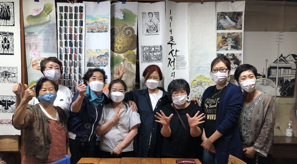 ▲ 지난해 9월 27일 마을탐방대 '누비도' 참여 작가와 관계자들이 성호생활문화센터 2층 갤러리에서 전시회를 열고 기념촬영을 하고 있다. /김경년 씨