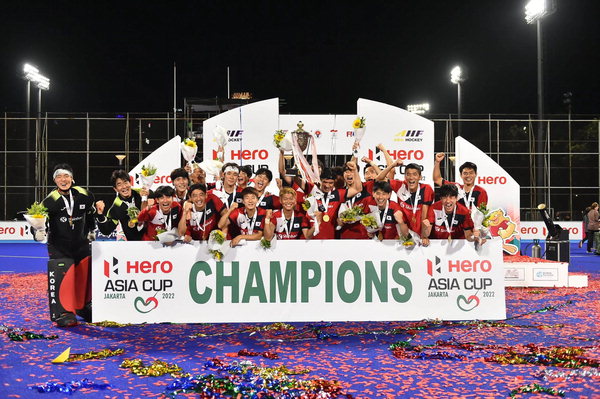 ▲ 한국 남자하키 대표팀이 아시아선수권 우승 기념사진을 찍고 있다. /아시아 하키연맹
