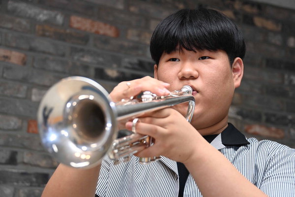 ▲ 백준혁 학생이 트럼펫 연습을 하고 있다. /김구연 기자 sajin@idomin.com
