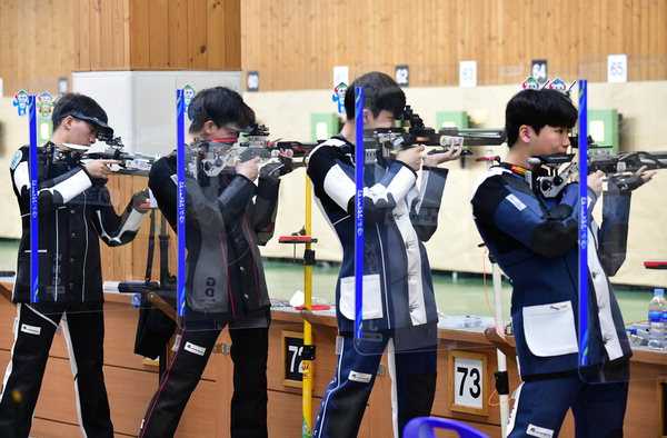 ▲ 22일 남자대학부 10미터 공기소총 경기가 열리고 있다.  /김구연 기자 sajin@idomin.com