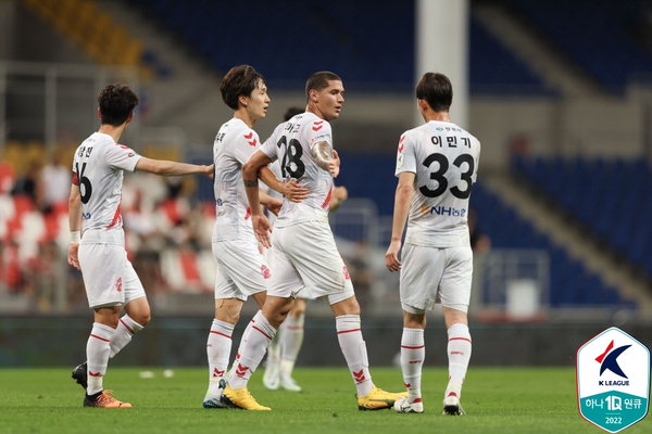 ▲ 경남FC 티아고(왼쪽 둘째)가 득점 후 동료들과 기뻐하고 있다. /프로축구연맹