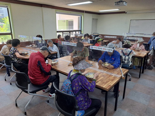 ▲ 무료 급식 이용자들이 지난 1일 마산YWCA 무료급식소를 찾아 점심을 먹고 있다.  /박신 기자
