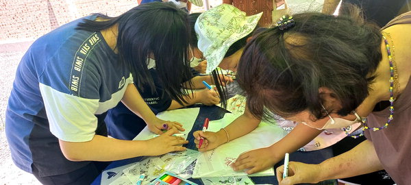 ▲ 지난 16일 열린 '서성동 공존과 치유의 비빌언덕' 공공예술 프로젝트 첫 탐방 참가자들이 손수건에 그림을 그리고 있다.  /신미란 작가