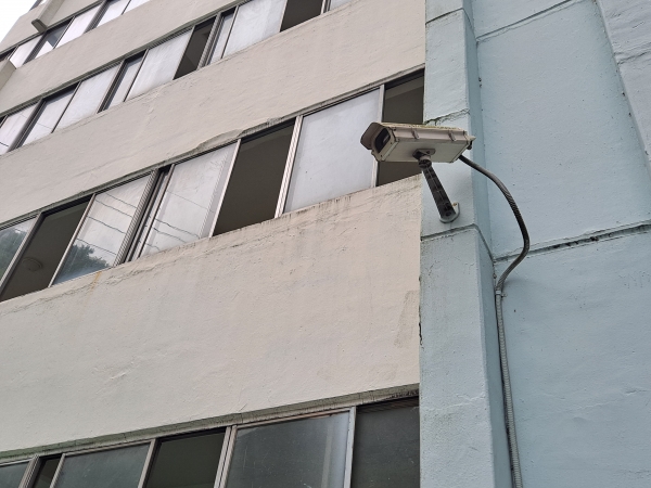 창원시 마산회원구 한 아파트 내 폐쇄회로(CC)TV가 설치돼 있다. /박신 기자