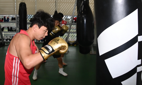 남해군청 선수들이 10일 남해실내체육관에서 훈련하고 있다. /김구연 기자 sajin@idomin.com
