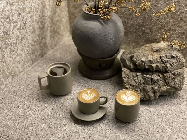 ‘해이담 커피’(서상동)는 머그컵을 많이 쓰는 카페 특성을 살려 컵을 도자로 만들어 도자기와 가야 등 김해 역사를 홍보하는 역할을 하고 있다. /김해도시문화센터
