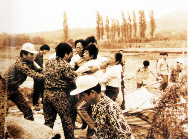1978년 9월 웅남동 원주민들이 철거 인력들에게 저항하고 있다. /양해광 창원향토자료전시관 관장
