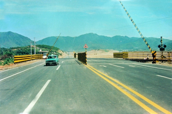 1978년 9월 삼동마을 앞 왕복 4차로 기지대로에 차량이 지나가고 있다. /양해광 창원향토자료전시관 관장