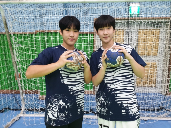 16일 경남체고 체육관에서 안혜인(왼쪽)과 오예나가 사진을 찍고 있다. /이원재 기자