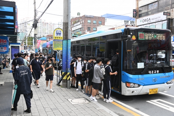31일 오후 수업을 끝내고 집으로 돌아가는 학생들이 창원시 마사합포구 경남대 앞 정류소에서 시내버스를 타고 있다. /김구연 기자