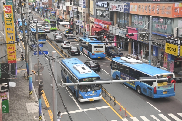 31일 오후 시내버스들이 창원시 마산합포구 경남대 앞 월영광장을 지나가고 있다. /김구연 기자