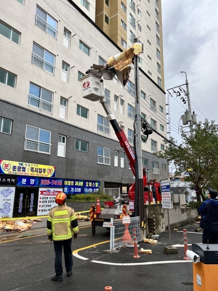 19일 오전 김해시 서상동에서는 인근 건물에서 떨어진 것으로 추정되는 낙하물이 전신주에 걸려 있어 안전 조치가 이뤄졌다. /경남소방본부