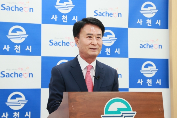 박동식 사천시장이 부울경 행정통합 문제와 관련해 26일 기자회견을 열었다. /사천시