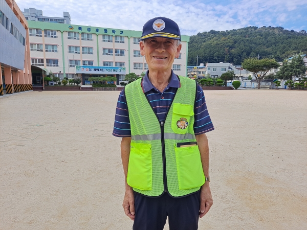 2019년부터 아동안전지킴이로 활동하는 황계림 할아버지가 지난 23일 북성초등학교 앞에서 웃어보이고 있다. /박신 기자