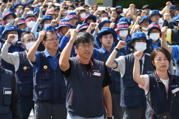 28일 낮 12시 한국지엠 창원공장 앞에서 비정규직 노동자의 직접 고용을 촉구하는 결의대회가 열리고 있다. /황선민 인턴기자