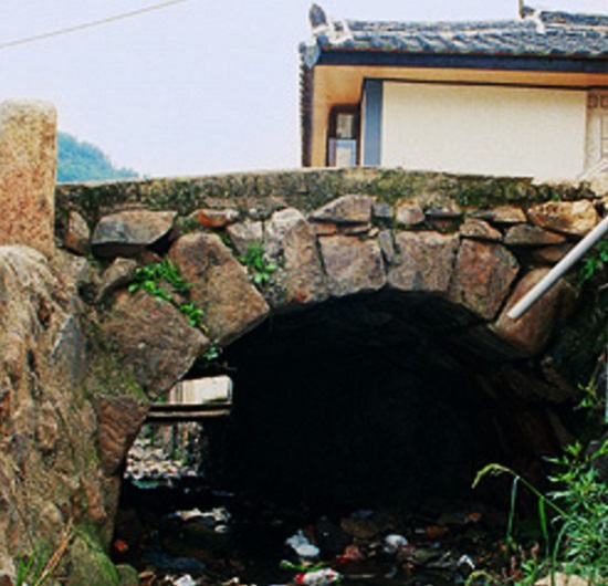창녕군 영산면의 조선시대 유적인 '유다리'가 콘크리트로 덮여버린 현재 모습. /이승렬 의원