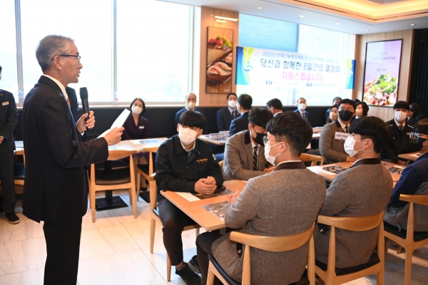 6일 낮 박종훈(왼쪽) 교육감이 전국기능경기대회에서 수상한 특성화고 학생을 초청해 격려하고 있다. /김구연 기자 sajin@