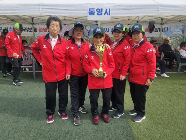 게이트볼 장수상을 수상한 김봉자(왼쪽 셋째) 씨가 트로피를 들고 동료들과 기념사진을 찍고 있다. /통영시게이트볼연합회