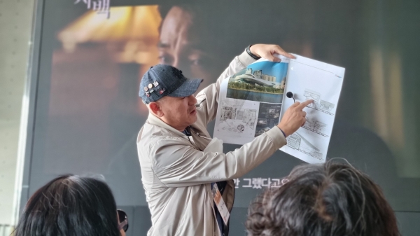 지난 21일 강기표 건축사가 2022 도민건축대학 부산 답사지인 부산 해운대 '영화의 전당' 시네마운틴 건물 안에서 건축물 설계의도를 설명하고 있다. /이창우 기자