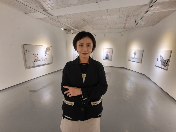 노혜경 화가를 23일 진주 루시다갤러리에서 만났다. 13회 개인전 '공존(COEXIST)'이 내달 4일까지 이어진다. /박정연 기자