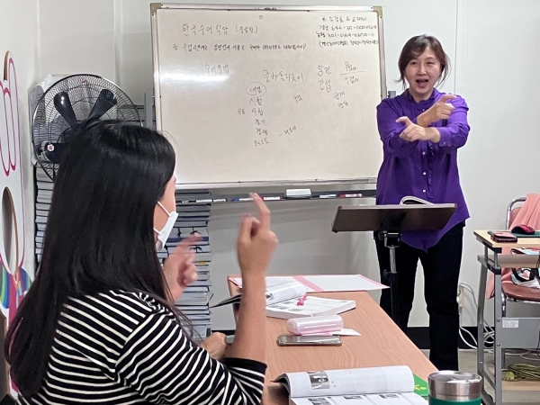 18일 오후 수어학당 중급반 수업에서 손은선 강사가 수강생들에게 수어를 알려주고 있다. /김다솜 기자