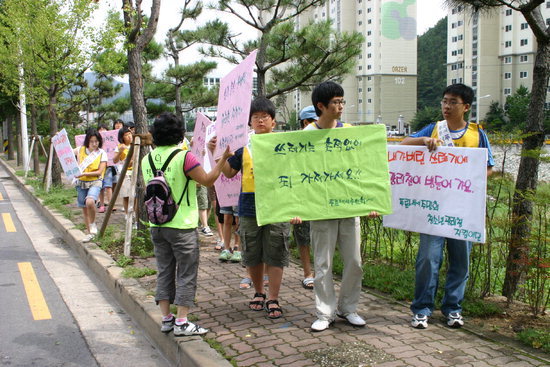 마산 푸른내서주민회가 문화제 행사의 하나로 17일 광려천 쓰레기 되가져가기 캠페인을 했다.  /푸른내서주민회 제공