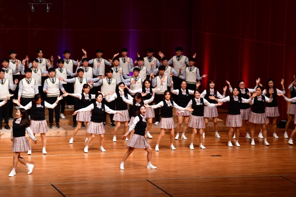 지난달 12일 마산3.15아트센터 대극장에서 개최된 제12회 경남학생합창제에서 마지막 팀으로 참가한 창신고등학교 모자합창단이 멋진 공연을 펼치고 있다./김구연 기자