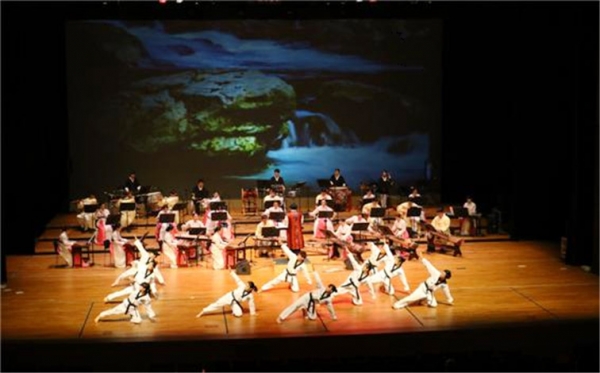 창원국악관현악단의 공연 모습./창원국악관현악단