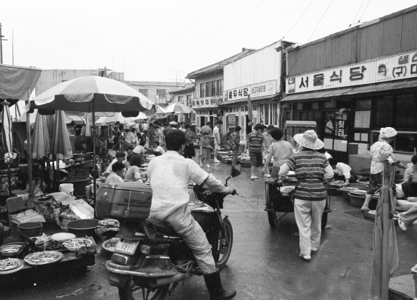 1988년 마산어시장 '홍콩빠' 거리 풍경. /양해광 창원향토자료전시관 관장