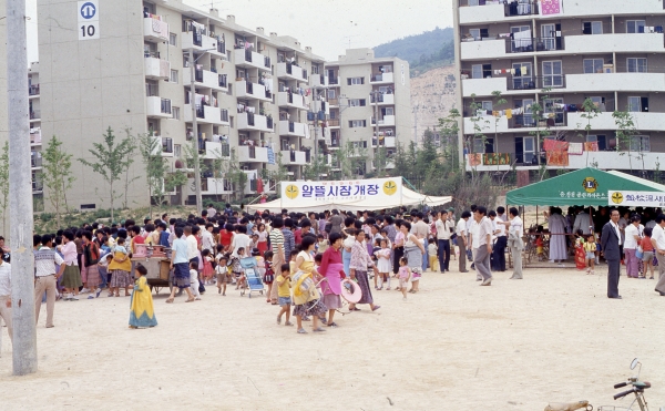 1981년 6월 9일 열린 알뜰시장에 반송주공아파트 주민들이 모여든 모습. /양해광 창원향토자료전시관 관장