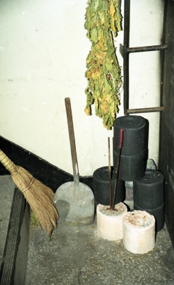 2000년 1월 반송주공아파트 복도에 다 쓴 연탄과 새 연탄이 쌓여 있다. /양해광 창원향토자료전시관 관장