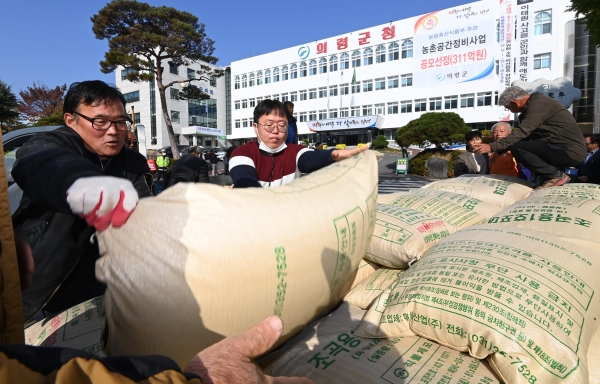 의령군농민회가 10일 의령군청 앞에서 쌀값 보장 양곡관리법 전면 개정을 요구하며 나락 적재 시위를 벌이고 있다. /김구연 기자 sajin@idomin.com