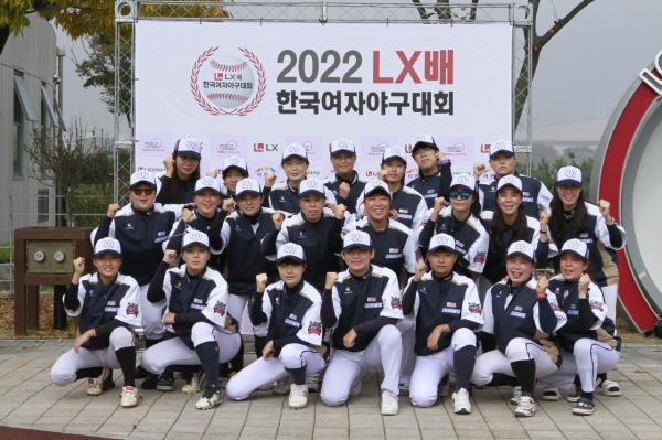 지난 10월 LX배 여자야구대회에 참가한 창미야 선수단이 단체사진을 찍고 있다. /창원시야구소프트볼협회