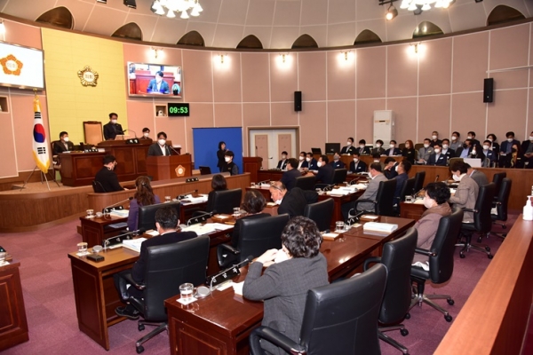 안석봉 거제시의원이 15일 열린 거제시의회 본회의에서 의사 진행 발언을 하고 있다. /거제시의회
