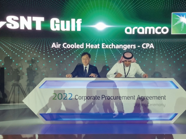 SNT에너지 사우디아라비아 현지법인인 SNT걸프는 사우디아라비아 석유기업 '사우디 아람코'와 공랭식 열교환기 장기조달 계약을 체결했다. 기업 관계자들이 계약서에 서명을 하고 있다. /SNT에너지