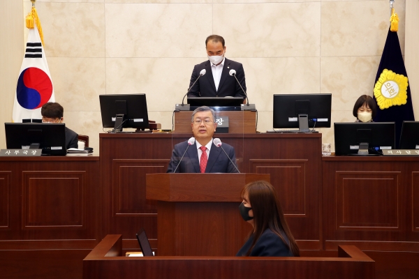박일호 밀양시장은 25일 제240회 밀양시의회 제2차 정례회에서 1조 666억원 규모의 내년 예산안과 함께 시정 운영 방향을 제시했다. /밀양시
